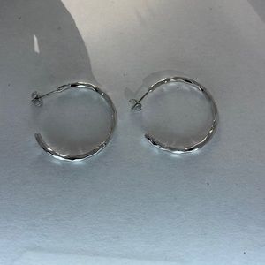 Silver hoop earrings new no tags 1”